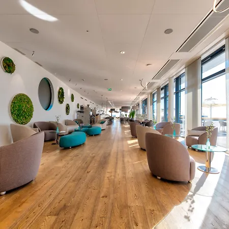 Готель Aquatis 4*